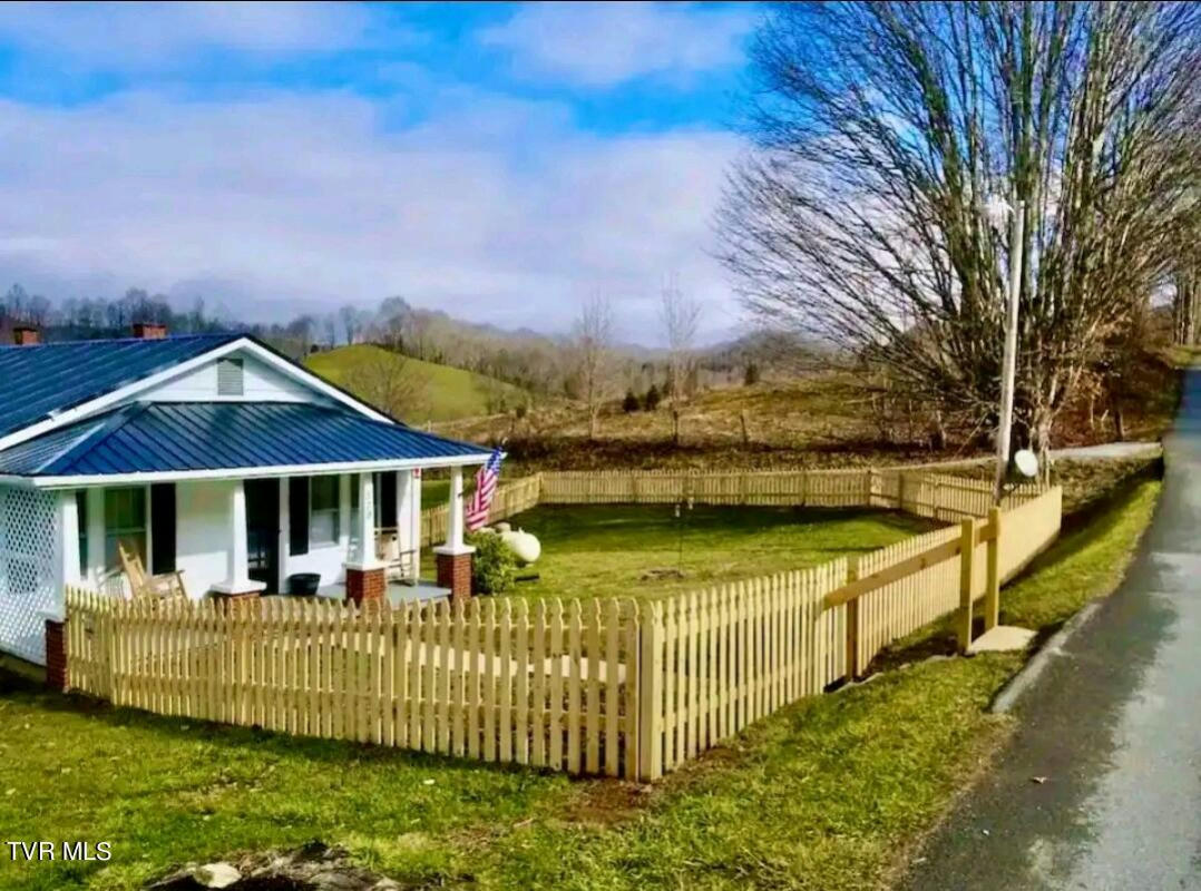 579 TEABERRY RD, ROAN MOUNTAIN, TN 37687, photo 1 of 23